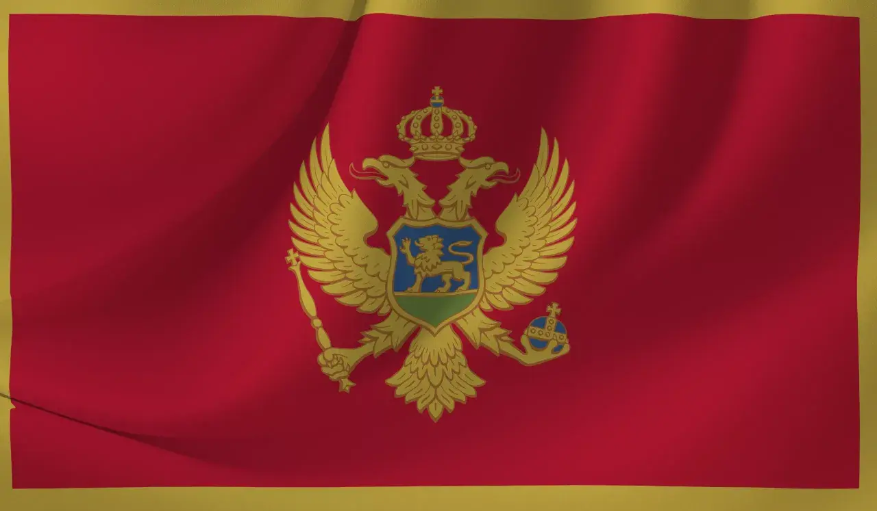 Flaga Czarnogóry z dwugłowym orłem. W tym kraju obowiązuje euro, a język urzędowy to czarnogórski.