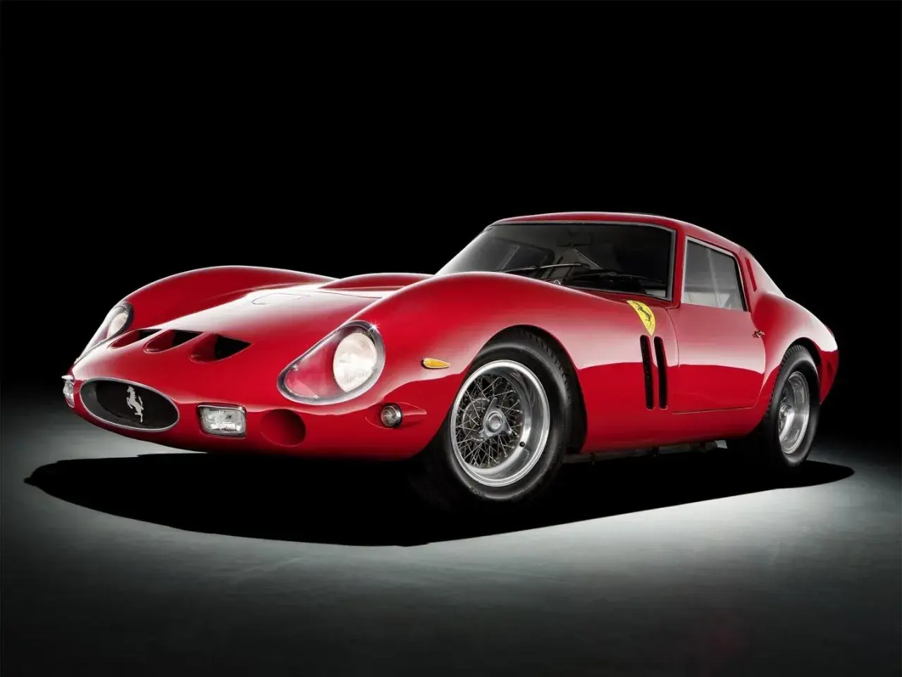 Ikoniczny czerwony Ferrari 250 GTO na czarnym tle. Klasyk motoryzacji, marzenie każdego kolekcjonera.