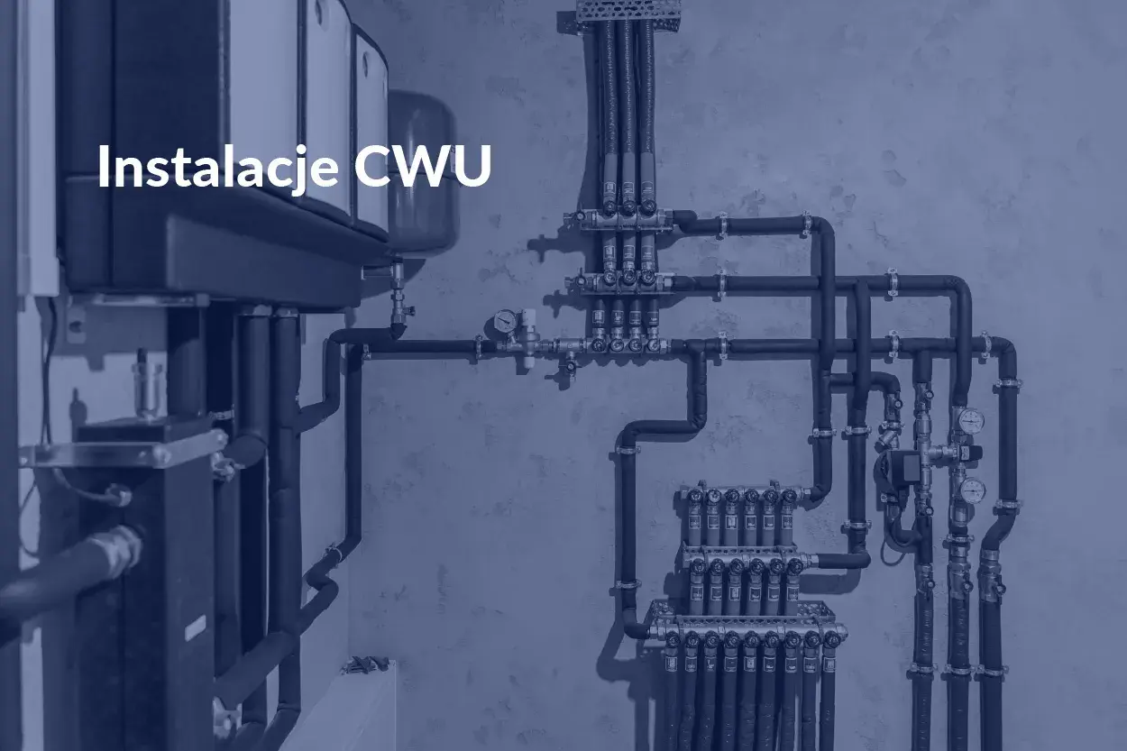 Złożona instalacja CWU z widocznym kotłem i rozdzielaczami.