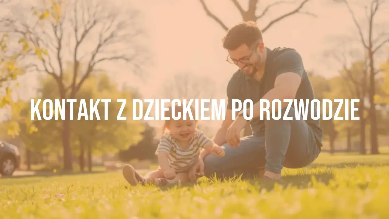 Szczęśliwy ojciec bawi się z dzieckiem na trawie. Temat bloga: kontakt z dzieckiem po rozwodzie.