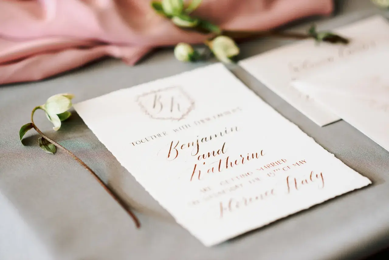 Eleganckie zaproszenia ślubne z kaligrafią. Inspiracja, jak przygotować zaproszenia na rocznicę ślubu dla rodziców i dziadków.