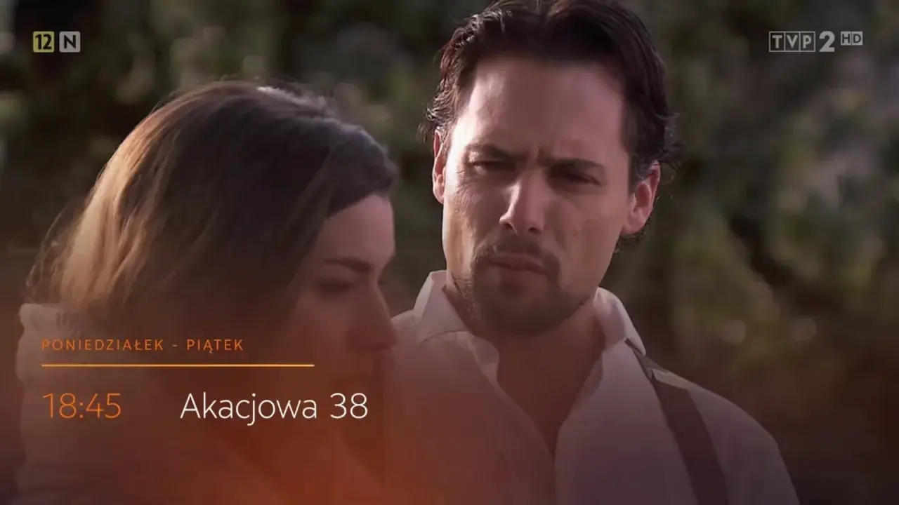 Para z "Akacjowej 38" w streszczeniu. On patrzy na nią z troską, ona odwraca wzrok.