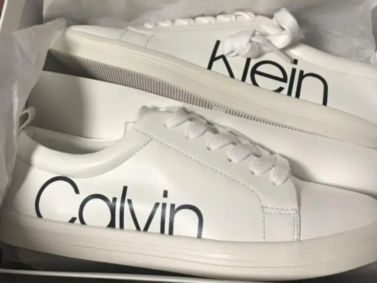 Stylowe, białe calvin klein sneakersy damskie z dużym logo. Idealne do codziennych stylizacji.