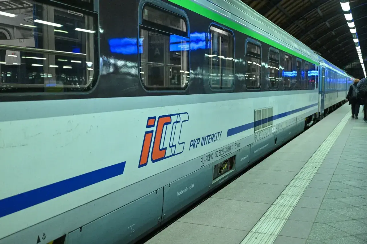 Pociąg PKP Intercity na peronie. Dowiedz się, jak połączyć się z intercity wifi, by podróżować komfortowo.