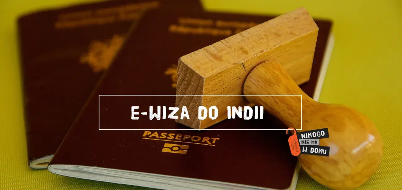 Pasporty i stempel z napisem "E-wiza do Indii". Planujesz podróż?