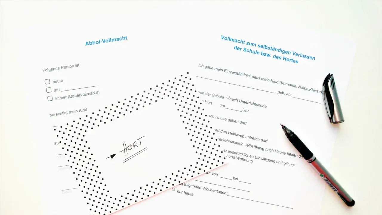 Vollmacht zum Abholen des Kindes vom Hort. Ein Stift liegt auf dem Formular.