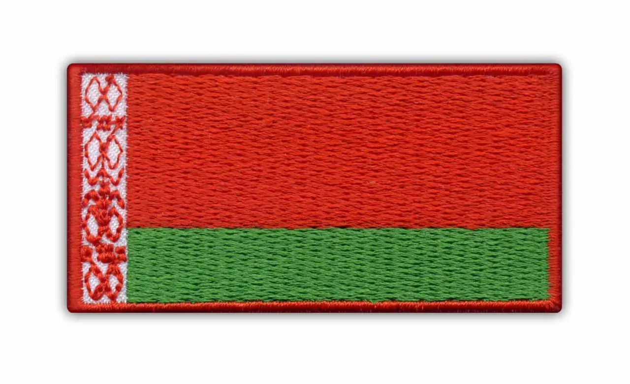 Naszywka z flagą Białorusi. Czerwony pas na górze, zielony na dole, a po lewej stronie biało-czerwony wzór.