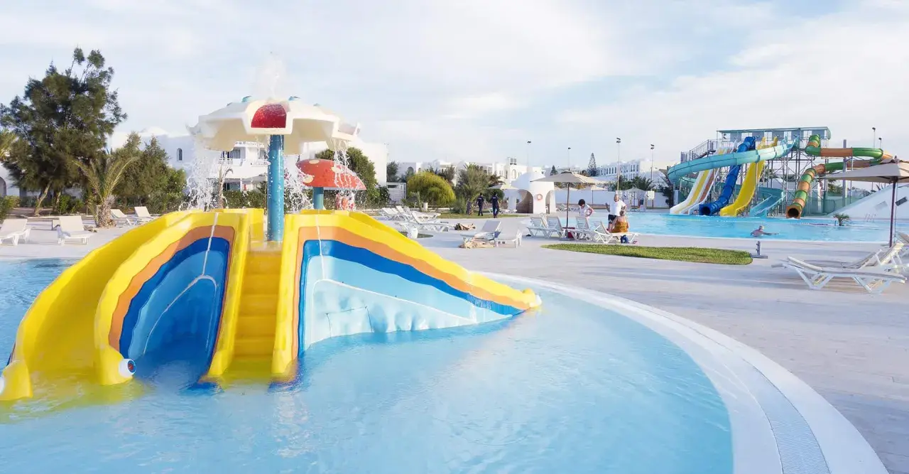 Kolorowy hotel z parkiem wodnym dla dzieci oferuje mnóstwo atrakcji, w tym zjeżdżalnie i baseny.