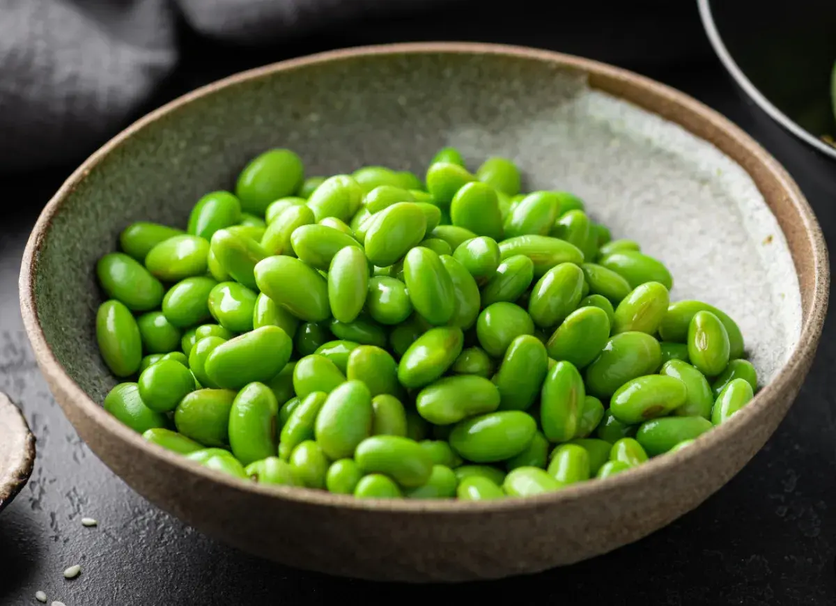 Miseczka pełna zielonej fasolki edamame, idealna do prostego przepisu.