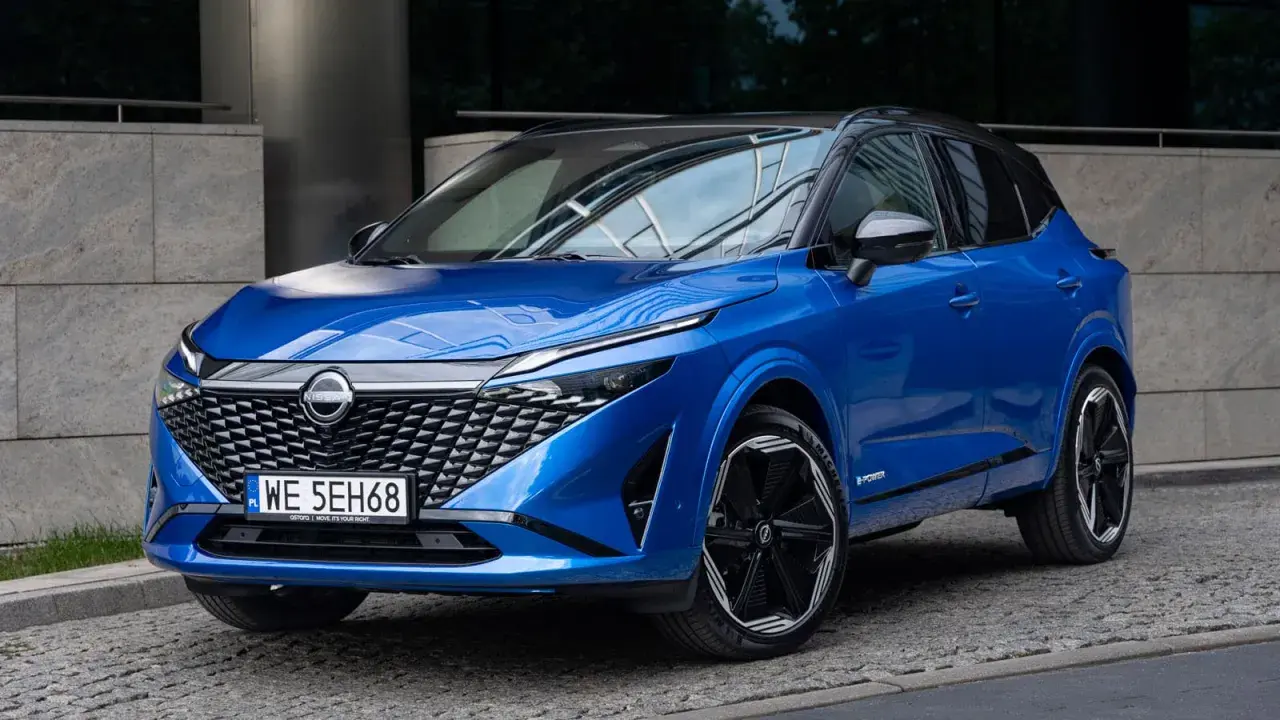 Niebieski Nissan Qashqai z czarnym dachem, nowoczesny design. Sprawdź aktualną nissan qashqai cena i wyposażenie.