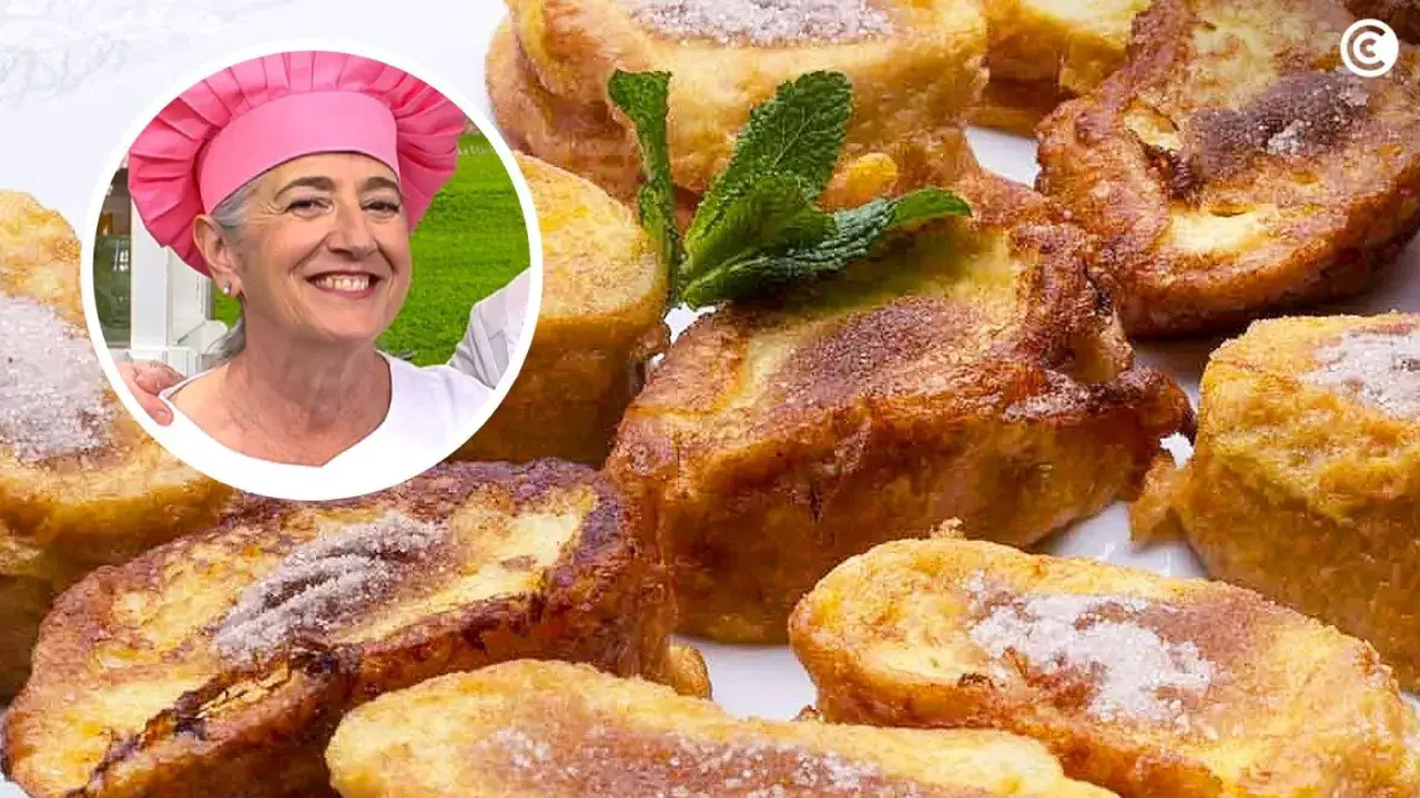Una mujer sonriente con gorro de chef rosa presenta deliciosas torrijas con pan de molde, espolvoreadas con azúcar y canela.