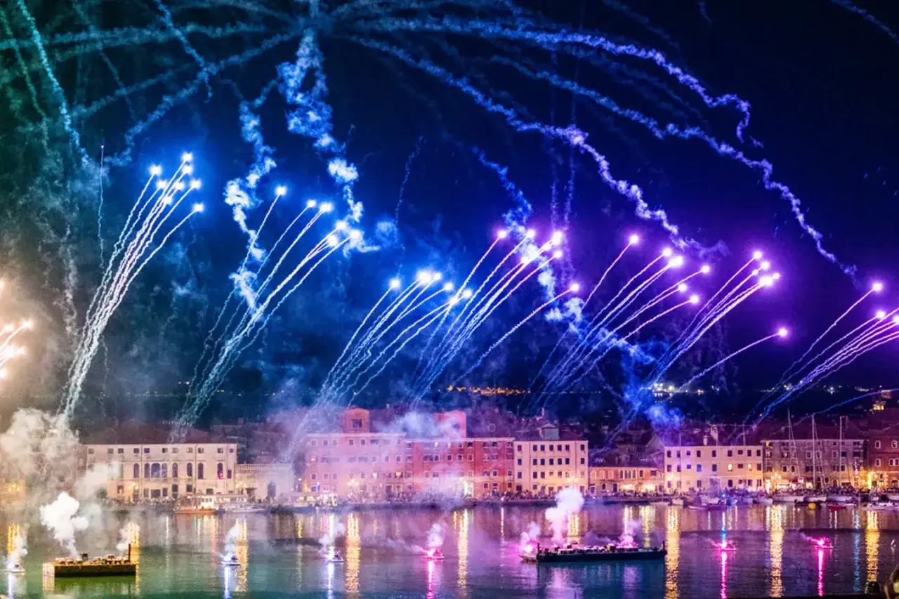 Spektakularny sylwester w Wenecji! Niebo rozświetlone feerią barw, fajerwerki nad wodą i zabytkowe budynki tworzą magiczny widok.