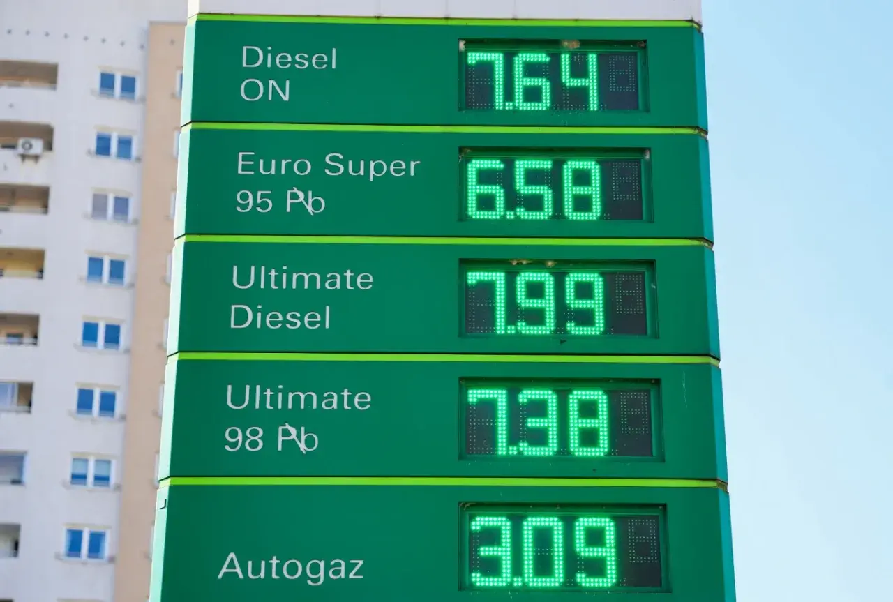 Cena oleju opałowego i innych paliw na stacji: Diesel ON 7.64, Euro Super 95 Pb 6.58, Ultimate Diesel 7.99, Ultimate 98 Pb 7.38, Autogaz 3.09.
