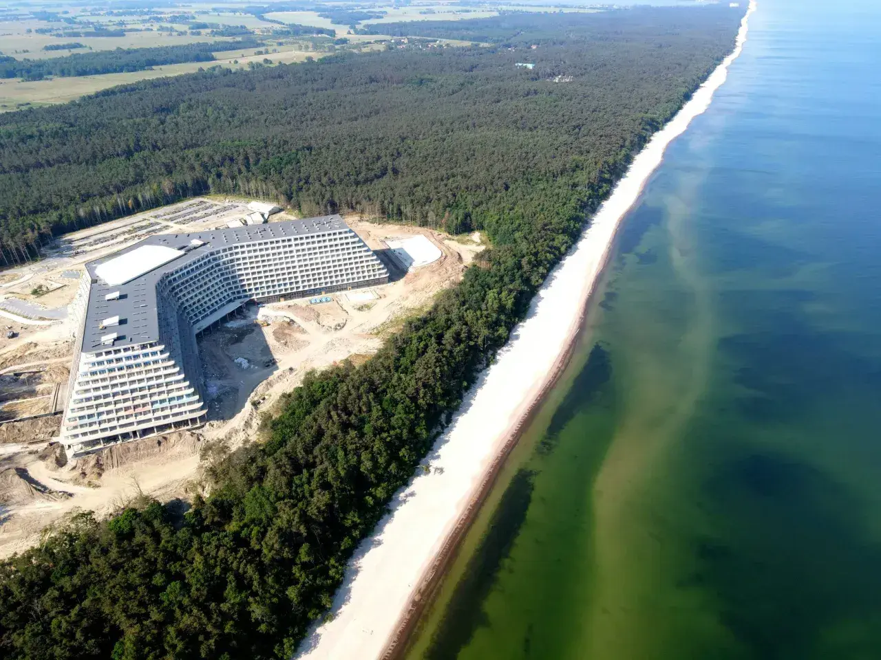 Ogromny, nowoczesny hotel w kształcie litery V, budowany tuż przy plaży. To będzie największy hotel nad morzem, otoczony lasem sosnowym.