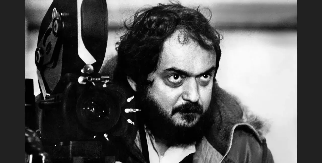 Intensywny kubrick stare zza kamery. Jego spojrzenie przenika, gdy przygotowuje się do ujęcia.