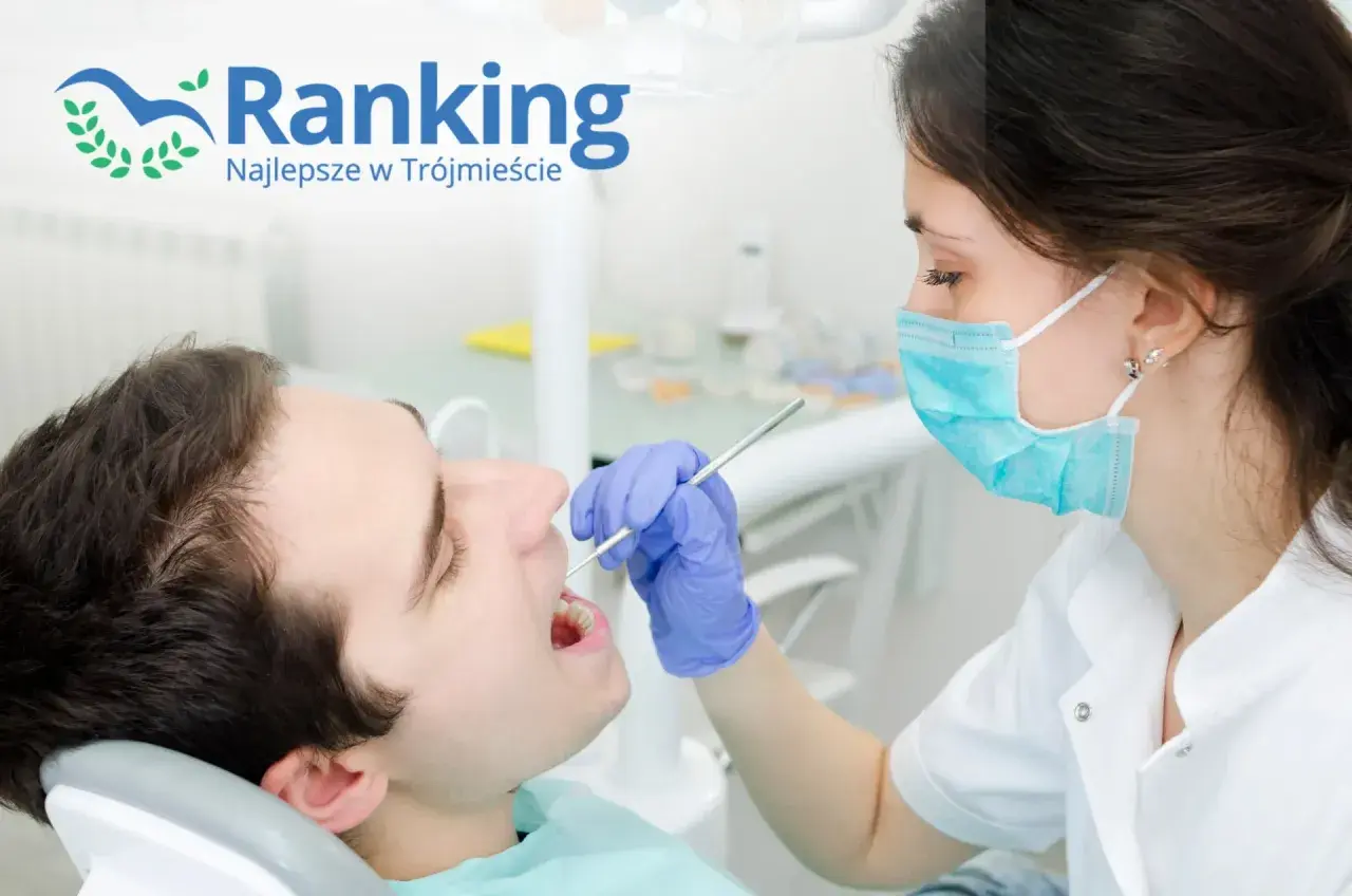 Dentystka w masce bada zęby pacjenta narzędziem stomatologicznym.