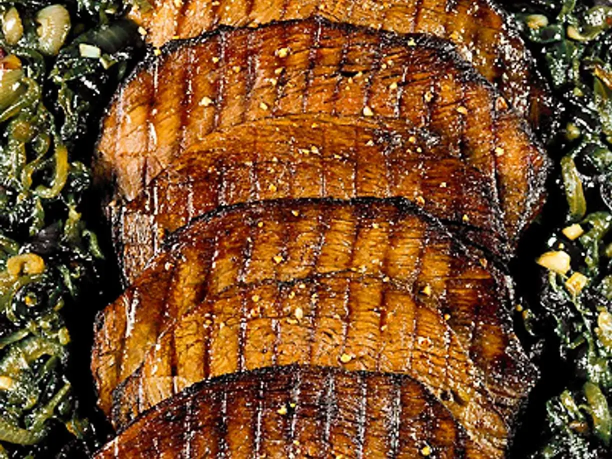 Grillad rostbiff med fina grillränder, serverad med en grön, saftig sallad. Perfekt för sommaren!
