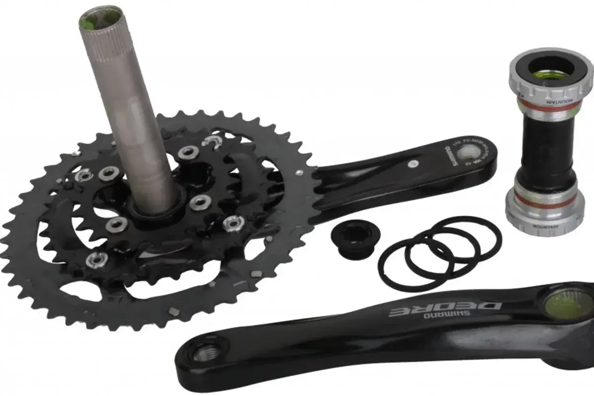 Zestaw rowerowy: korba Shimano Deore, suport i akcesoria. Gotowy do montażu, by napędzał Twoje przygody.