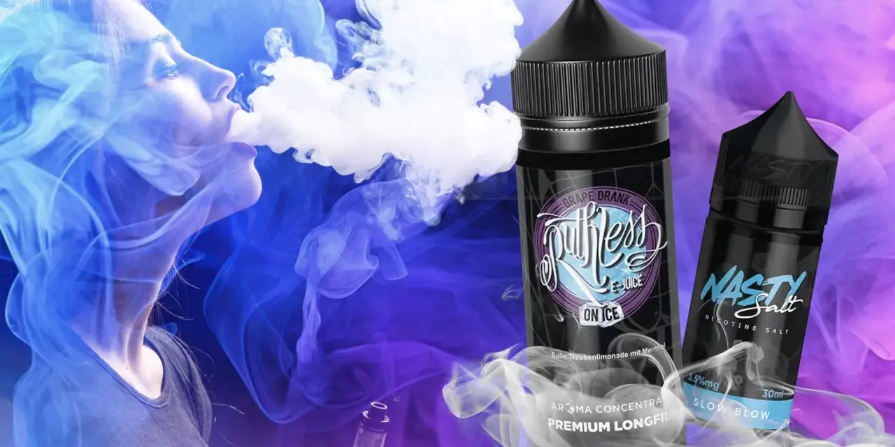 Mujer vapeando, rodeada de vapor azul y morado. Dos botellas de líquidos para vapear, una de "Ruthless E-Juice" y otra de "Nasty Salt", ambas **sales sin nicotina**.