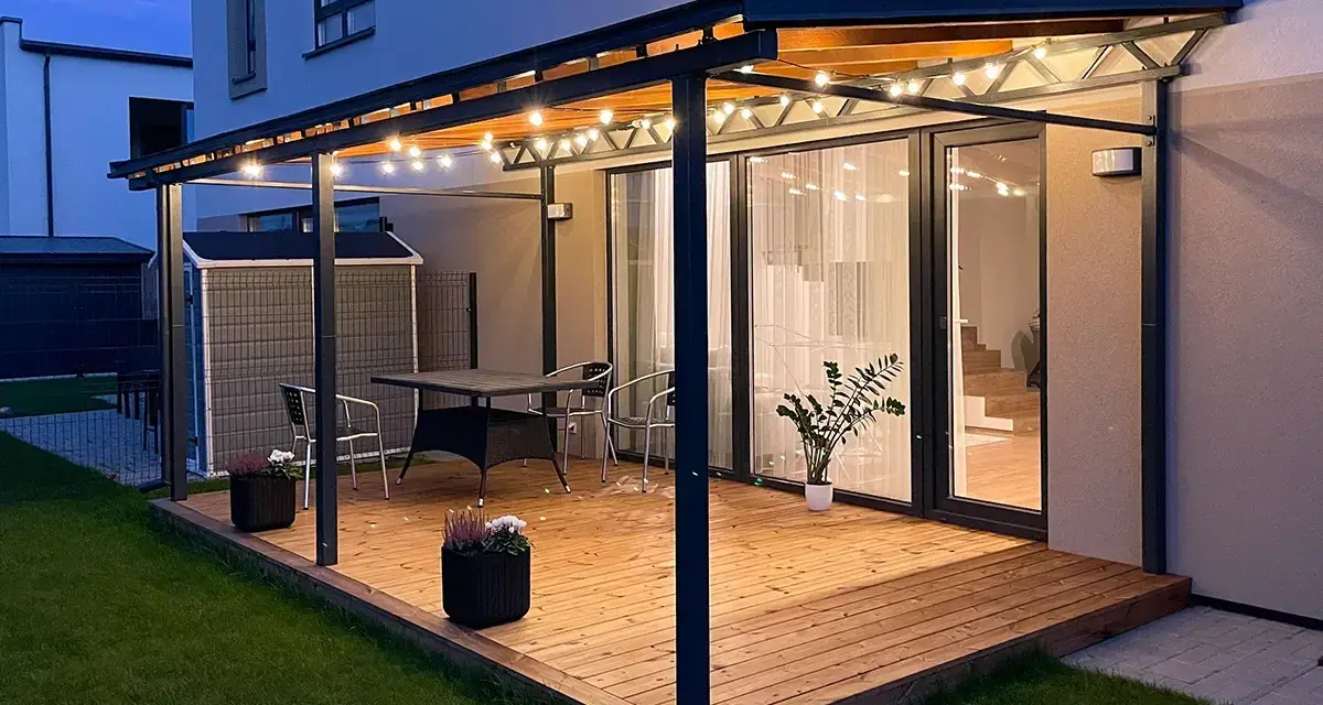 En mysig altan med pergola och ljusslingor. Perfekt för sommarkvällar, kanske efter att ha fått pergola bygglov.