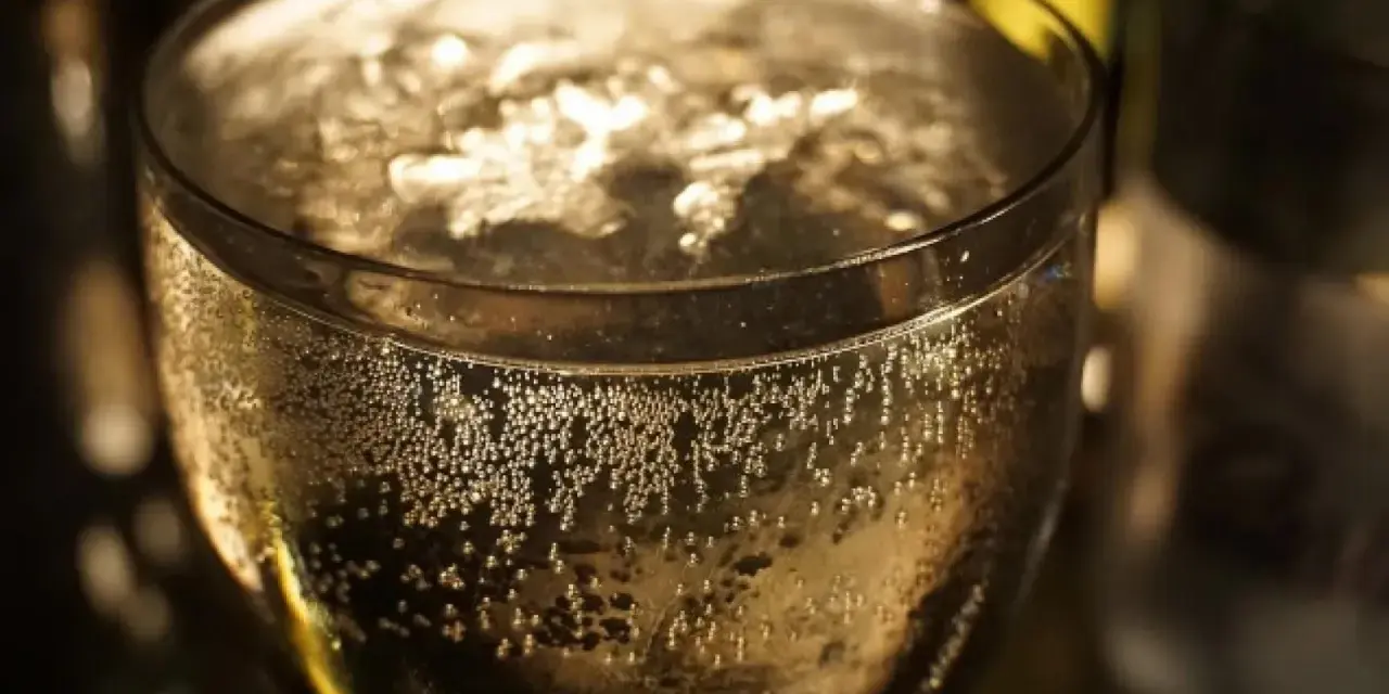 Bąbelki unoszą się w kieliszku, tworząc efektowny widok. Idealne na specjalne okazje, gdy serwujemy Prosecco a Szampan w koktajlach.