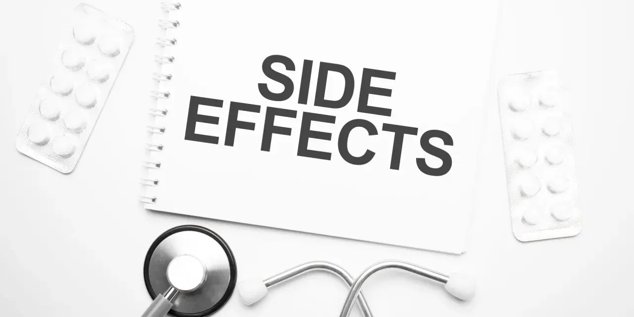 Notatka z napisem "SIDE EFFECTS" obok stetoskopu i opakowań leków. Czy NAC suplement ma skutki uboczne?