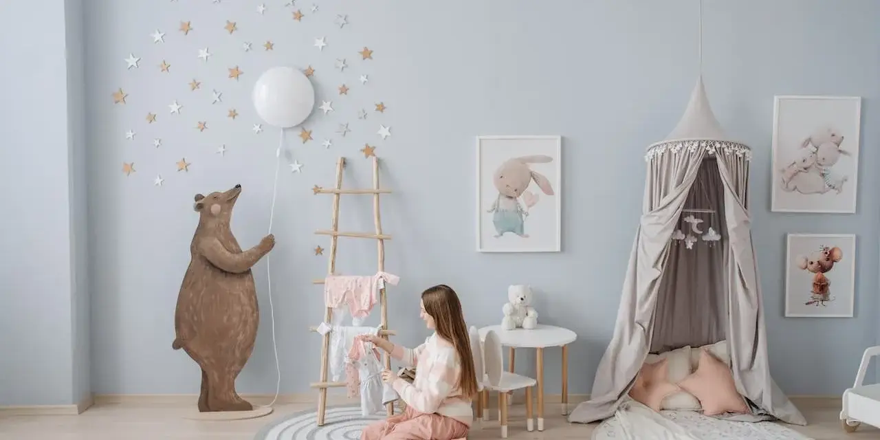Dolce cameretta neonato con orso, mongolfiera, stelline e lettino a baldacchino.