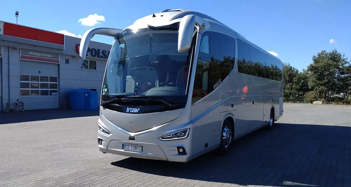 Nowy autokar Irizar czeka na podróż. Zastanawiasz się, ile jedzie się do Bułgarii autokarem?
