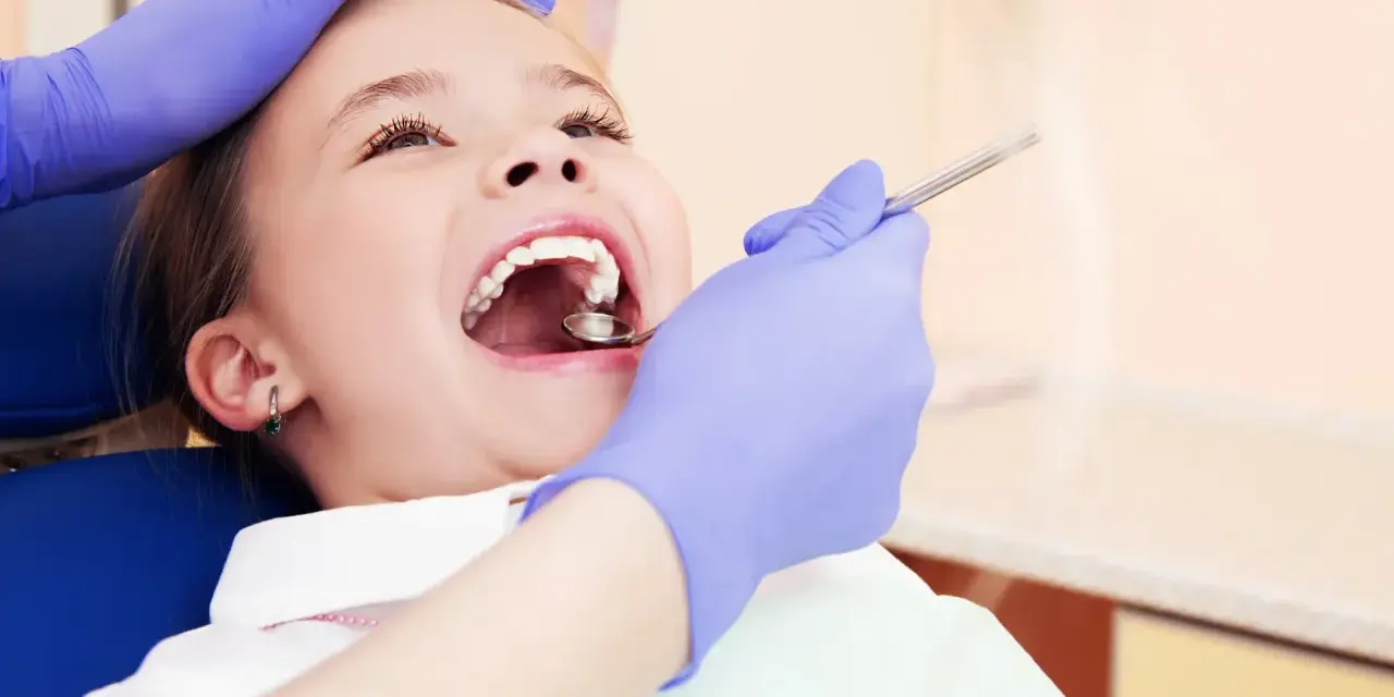 Kiedy pierwsza wizyta u dentysty? Przewodnik dla rodziców