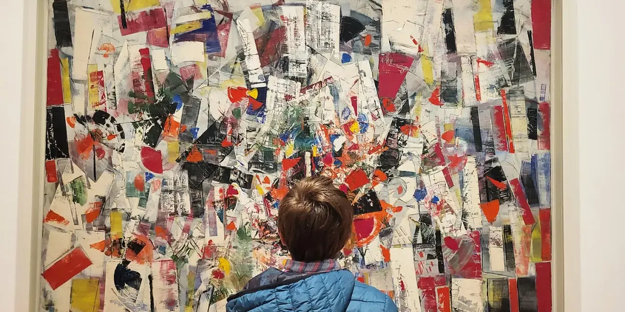 Un bambino ammira un quadro astratto dai colori vivaci, un'opera che evoca lo spirito audace di Peggy Guggenheim.