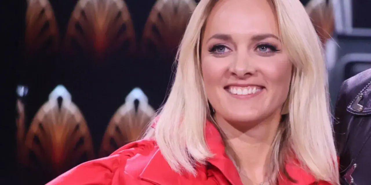 Uśmiechnięta Ola Radwan w czerwonej marynarce, gotowa do zgadywania w "Jaka to melodia?".
