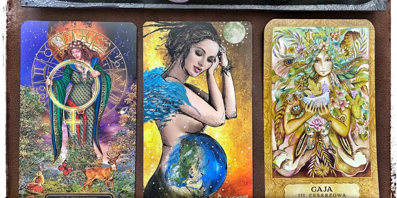 Tarot światła i cienia: opis kart Cesarzowa i Gaja. Wizerunki kobiet, symbolika natury i kosmosu.