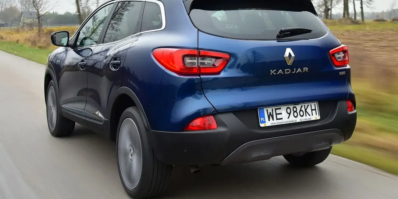 Niebieski Renault Kadjar w ruchu. Wady tego modelu mogą dotyczyć np. wyciszenia kabiny.