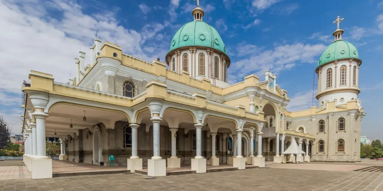 Wspaniała katedra w Addis Abebie, z zielonymi kopułami i kolumnowym portykiem, stanowi dumę państwa z Addis Abeba.