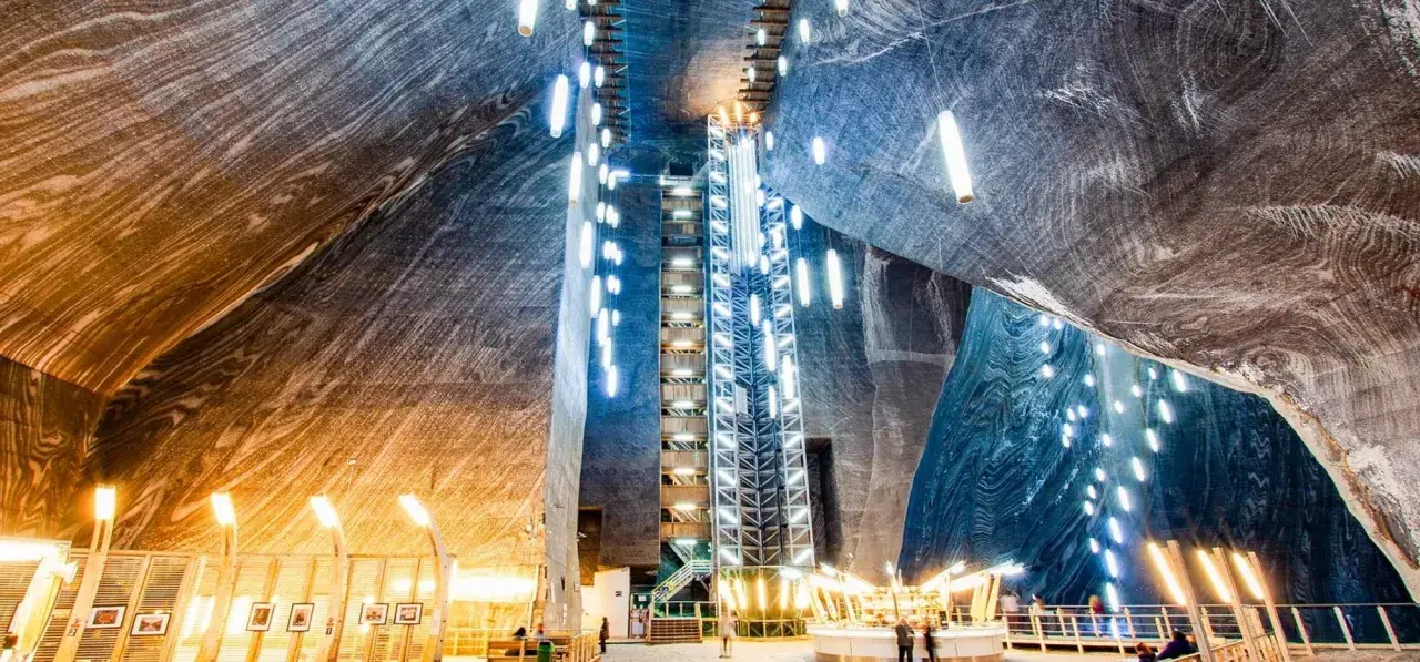 Wnętrze kopalni soli w Rumunii, z imponującą architekturą i oświetleniem tworzącym magiczną atmosferę.