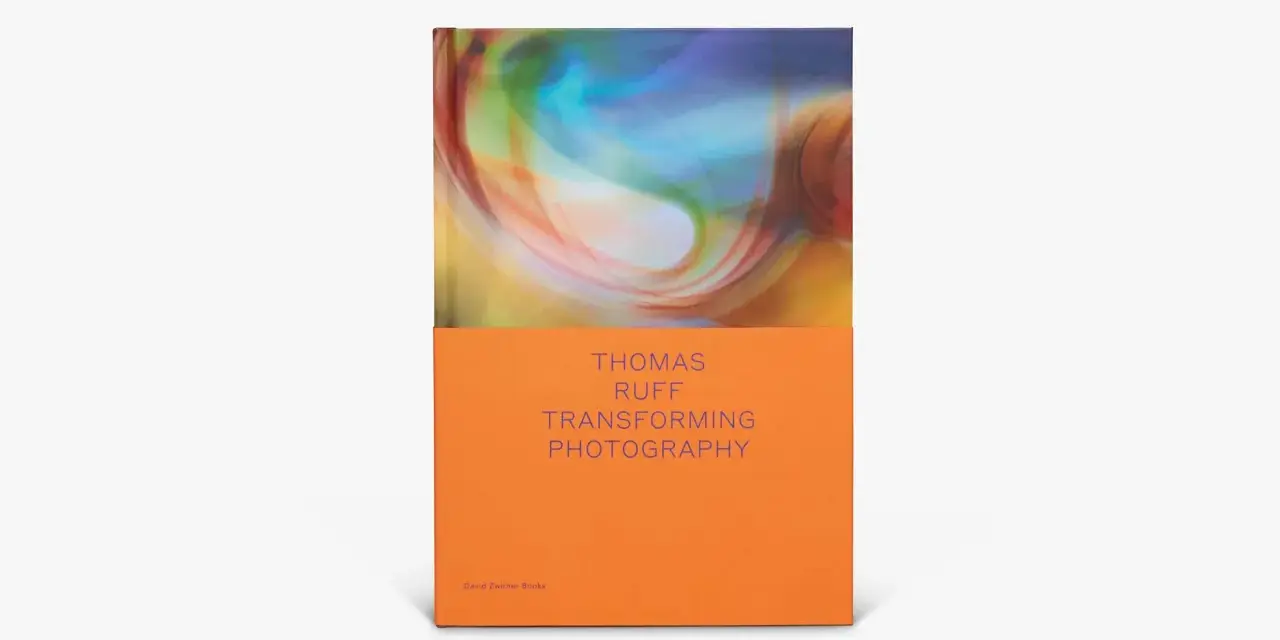 Okładka książki "Thomas Ruff: Transforming Photography" z abstrakcyjnym, kolorowym wzorem i pomarańczowym spodem.