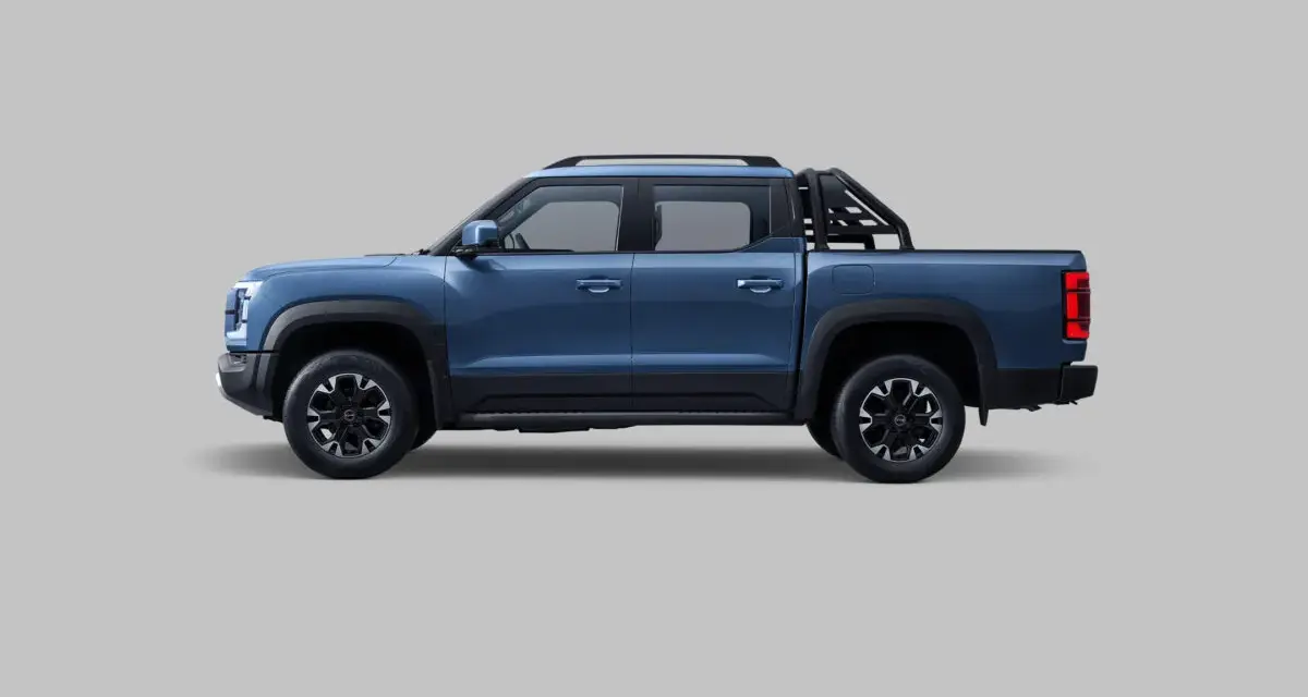 Niebieski pickup BYD Shark PHEV widziany z boku na szarym tle.