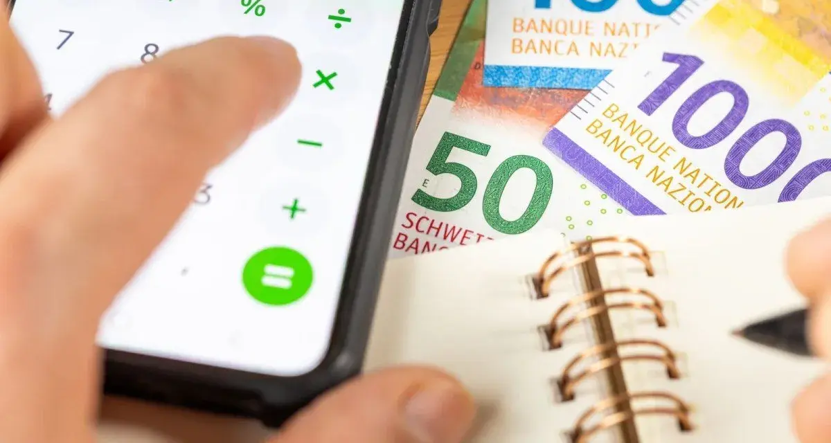 Rechnung für das Kostgeld der Kinder: Ein Handy mit Taschenrechner, Schweizer Franken und ein Notizbuch.