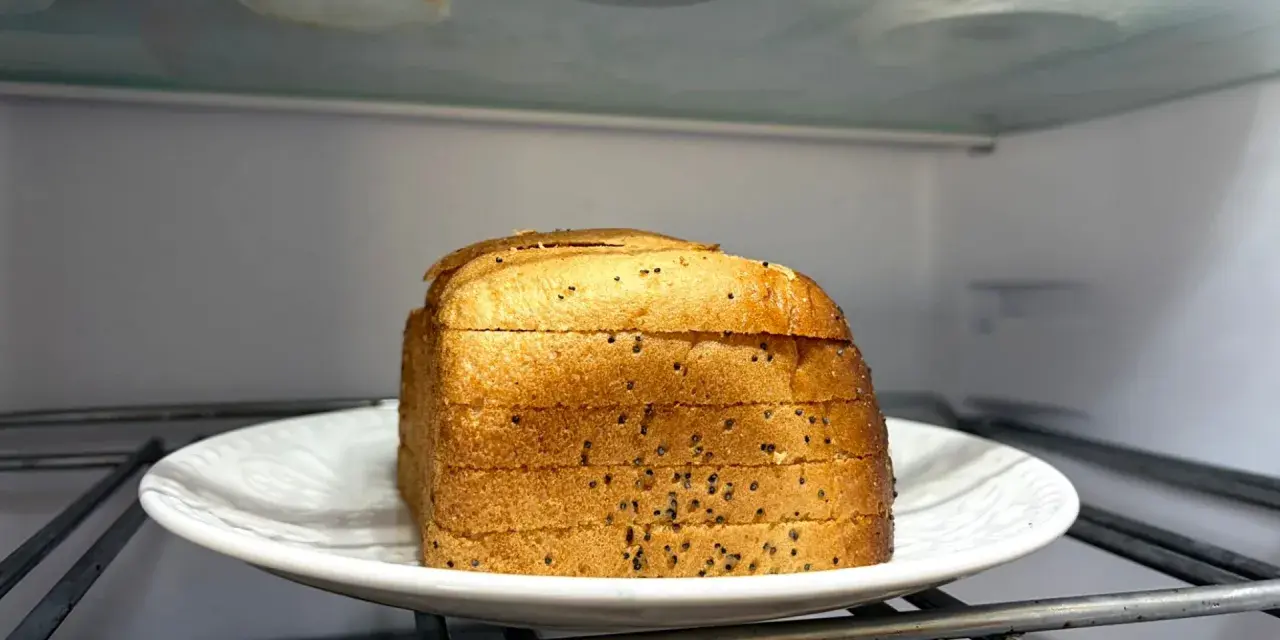 Kromki chleba na talerzu w lodówce. Czy można trzymać chleb w lodówce? To pytanie nurtuje wielu.