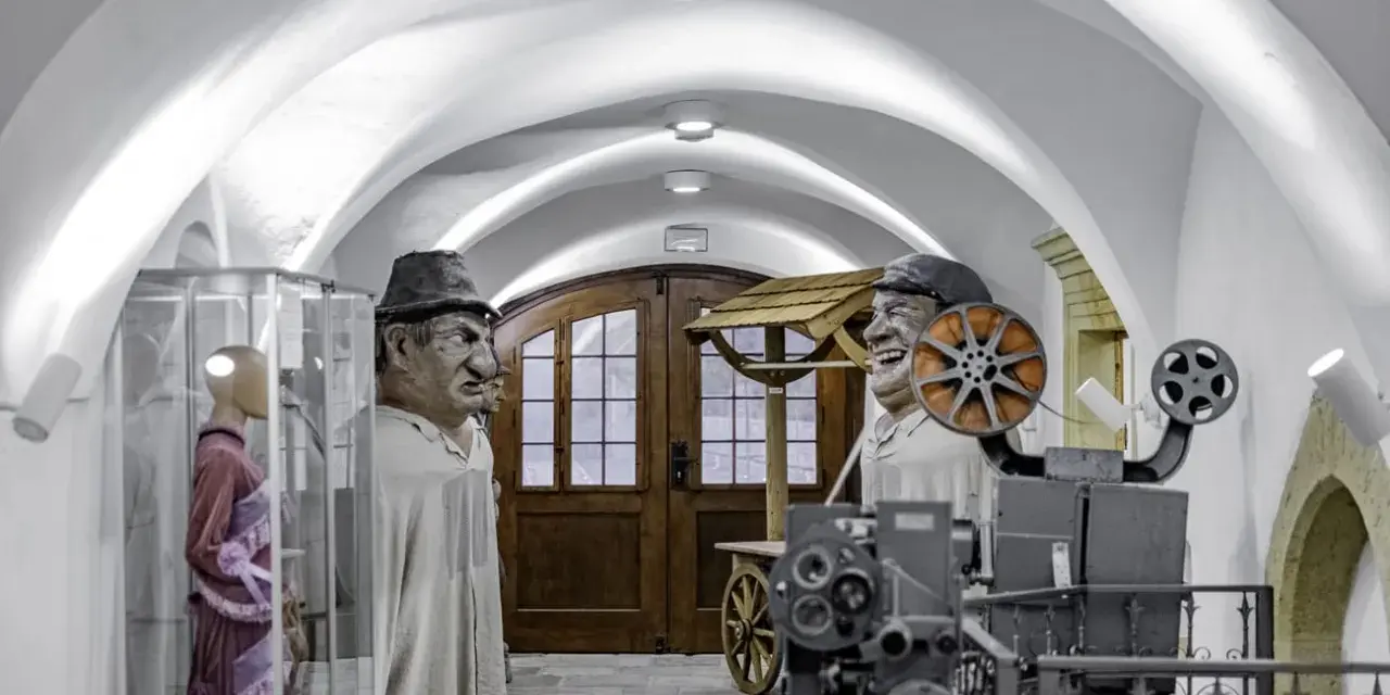 W muzeum Kargula i Pawlaka, wielkie kukły bohaterów filmu stoją obok starego projektora filmowego.