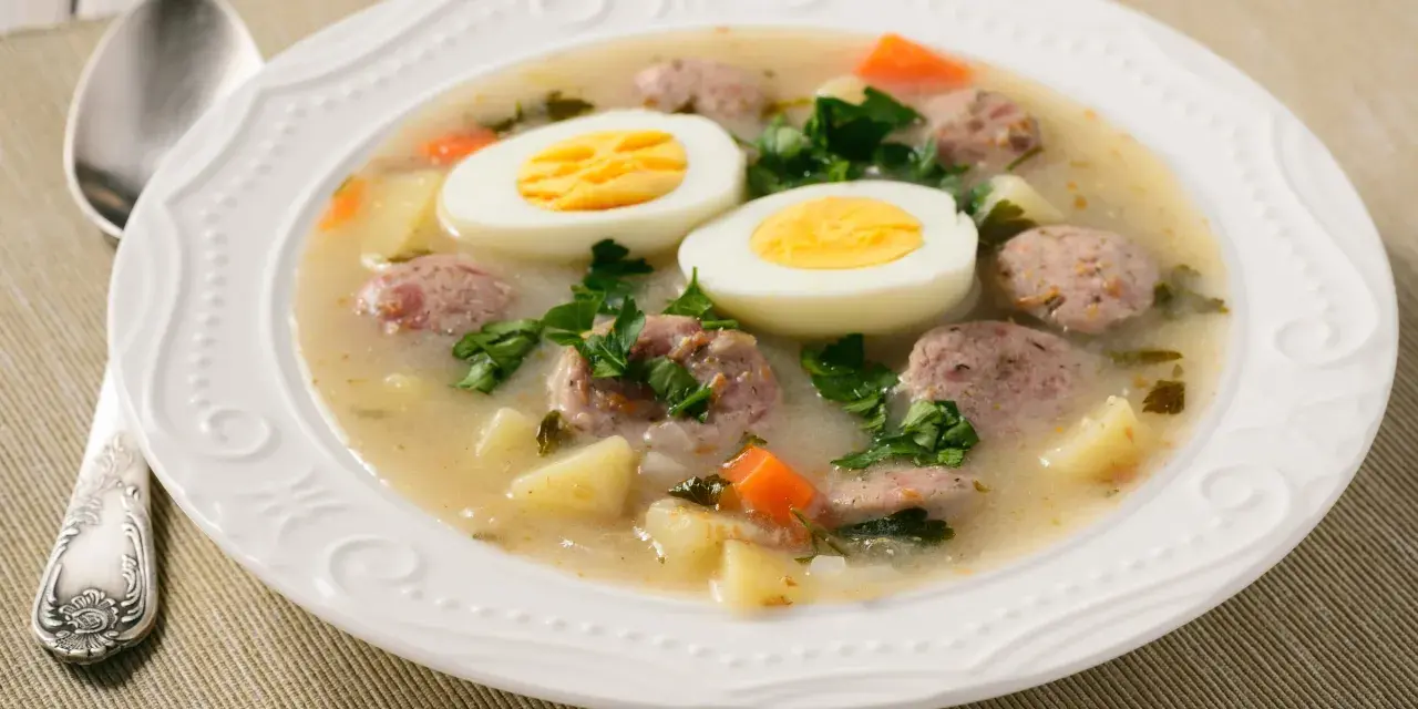 Syty żurek z kiełbasą, ziemniakami, jajkiem i natką pietruszki. Idealny na obiad, zurek kcal.