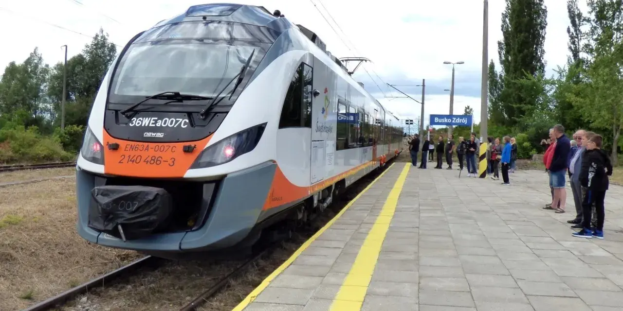 Nowy pociąg Impuls na stacji Busko Zdrój, gotowy do podróży zgodnie z rozkładem jazdy Ostrowiec - Kielce.