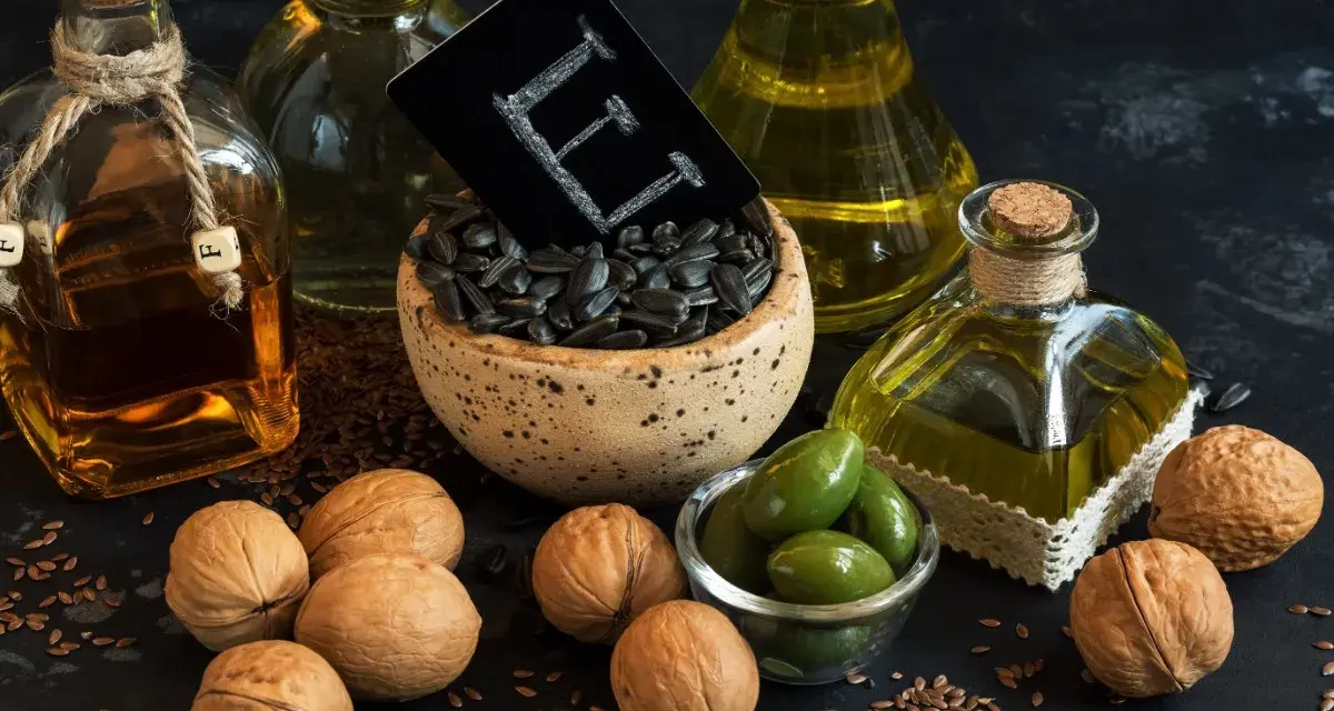 Olio, noci, olive e semi di girasole: ecco dove si trova la vitamina E, essenziale per il benessere.