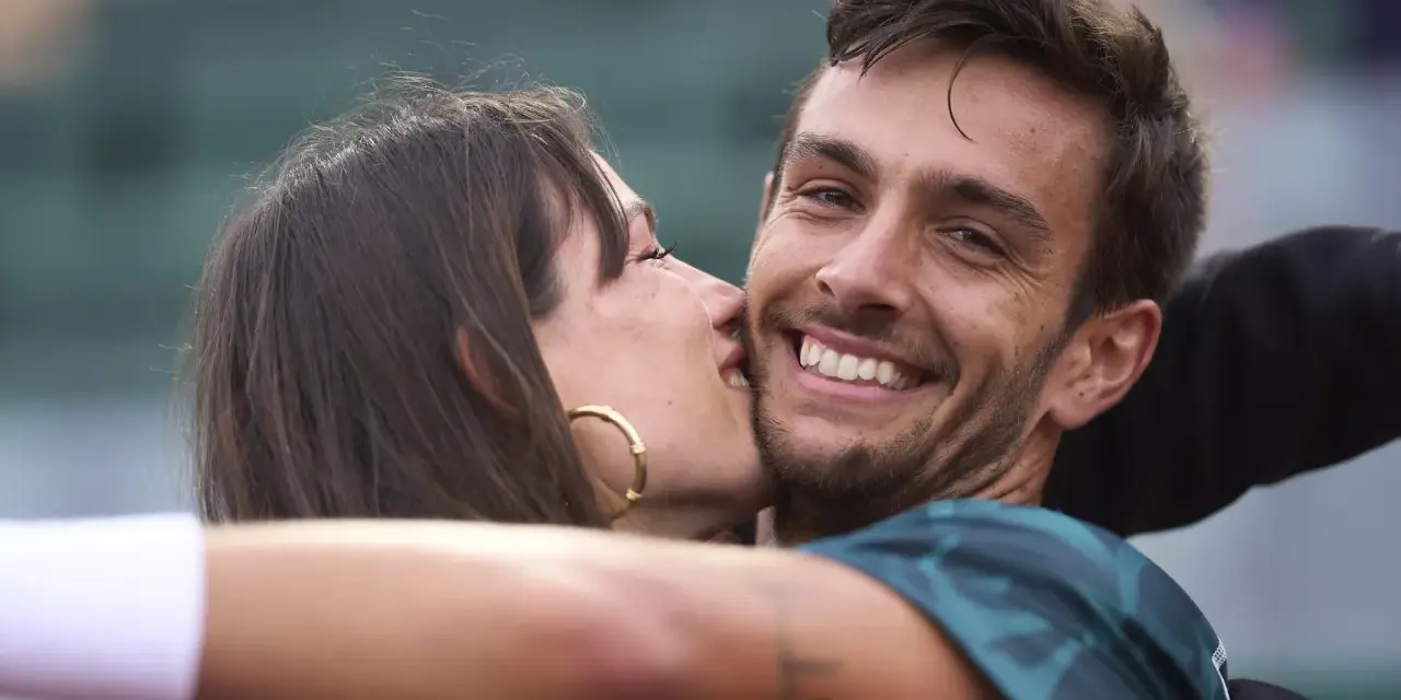 Veronica Confalonieri musetti, un abbraccio affettuoso e un sorriso radioso sul campo.