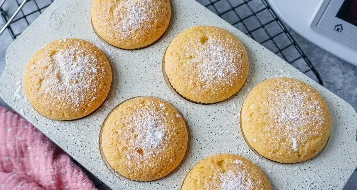 Sechs goldbraune Muffins, mit Puderzucker bestäubt, warten auf ihre Verkostung. Perfekt aus dem Thermomix!