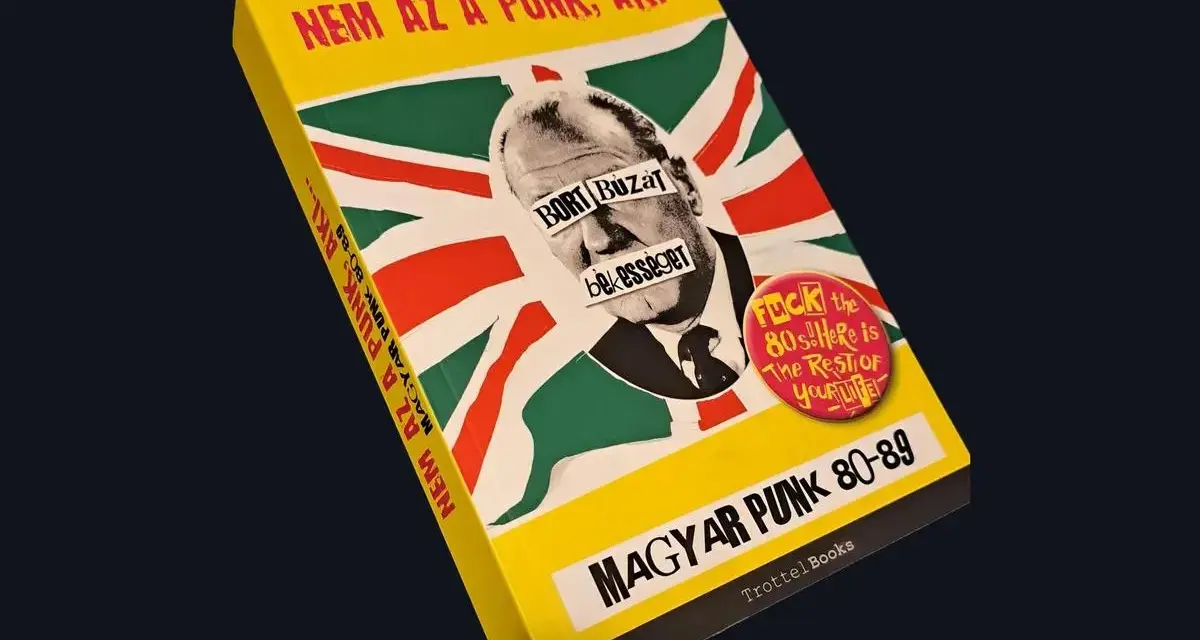 Buchcover "Magyar Punk 80-89" mit Union Jack und einem Mann, dessen Gesicht mit Text überklebt ist. Erinnert an britische Punkbands.