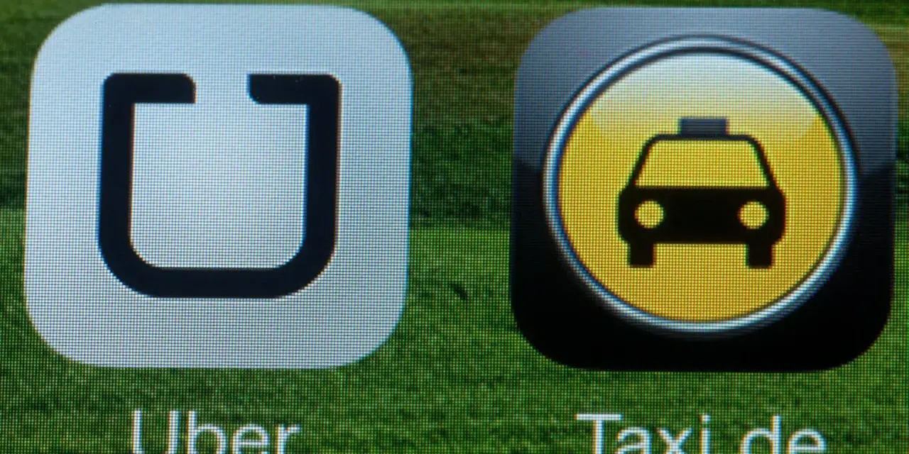 Uber und Taxi.de Apps nebeneinander, ein Zeichen für die starke **Uber Konkurrenz** im Fahrdienstmarkt.