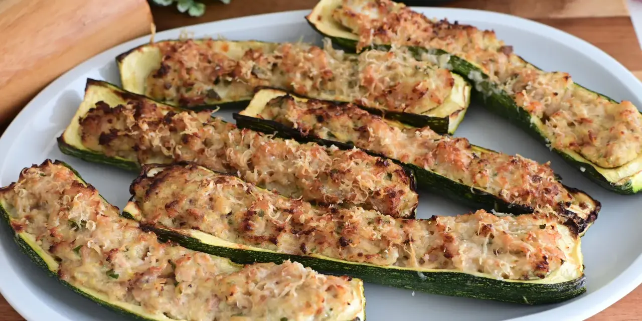 Zucchine ripiene in padella, dorate e gratinate, pronte per essere gustate.
