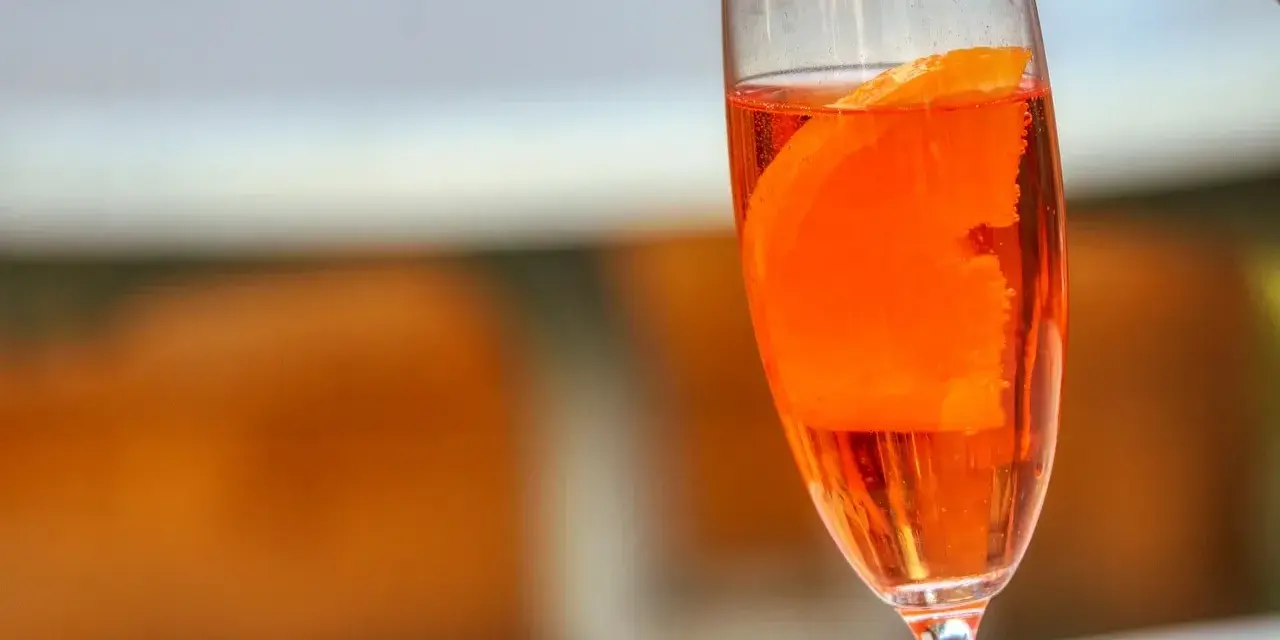 Blue Curaçao alkohol: Smak, drinki i sekrety idealnych koktajli