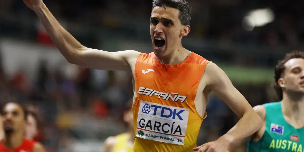 Atleta español celebra victoria en el campeonato del mundo de atletismo. ¡Consulta el horario para no perderte ninguna carrera!